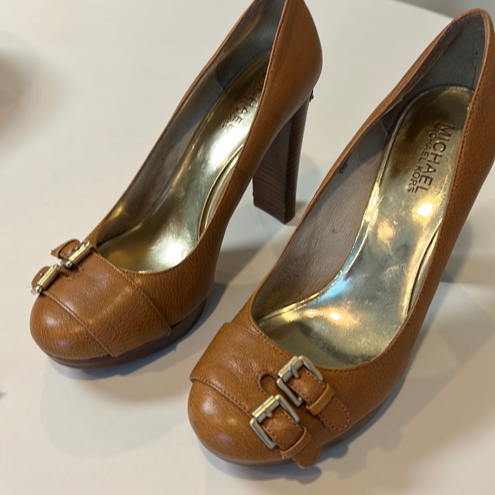 Michael Kors tan leather pump with buckle accent in great condition size 6.5